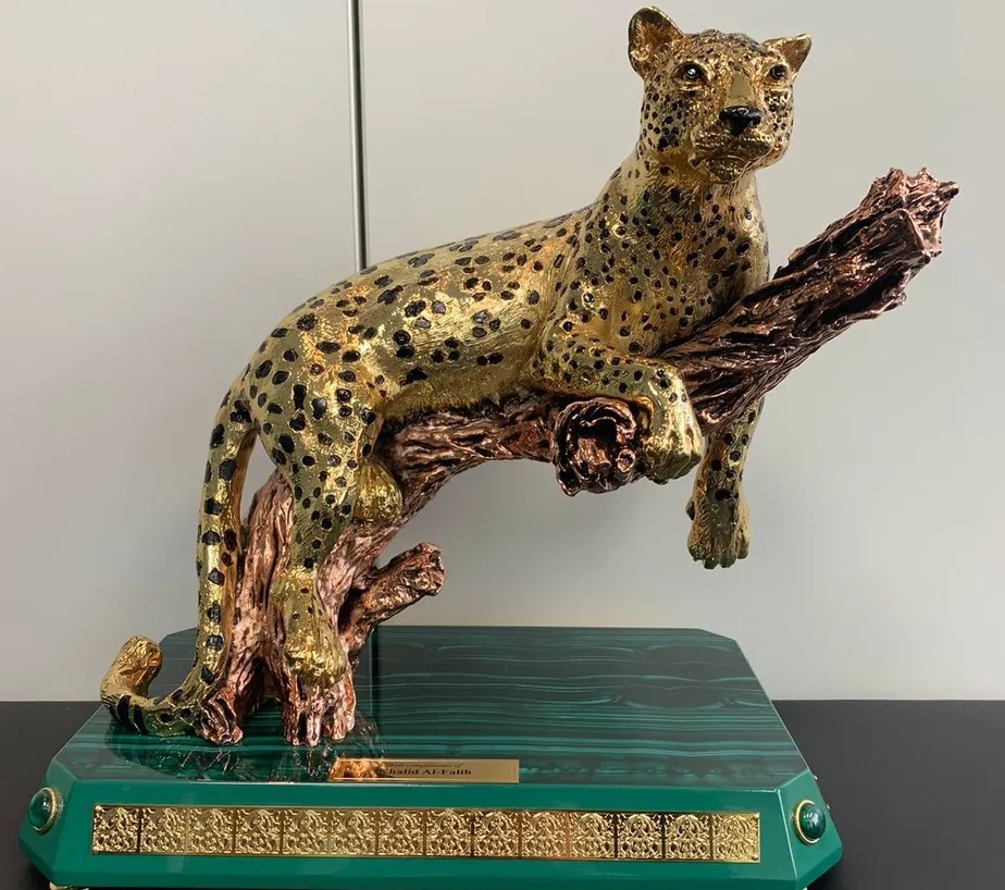 Pelo protocolo, esclareceu a pasta, a oferta de presentes a autoridades públicas deve ser feita com aviso prévio ao cerimonial do órgão público agraciado.