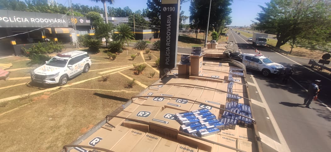 Dois homens foram presos em flagrante por contrabando e dois caminhões apreendidos