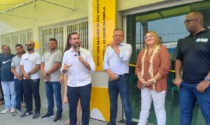 Kayo Amado discursa ao lado de políticos e autoridades de São Vicente