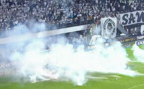 Na ocasião, o Peixe foi derrotado por 2 a 0 pelo Corinthians e a partida teve que ser encerrada antes dos 90 minutos, por conta de bombas arremessadas no gramado.