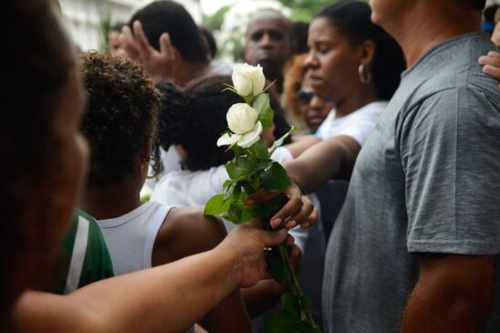 Familiares e amigos enterram, no Cemitério de Irajá, o corpo do menino Ryan Gabriel, de 4 anos, morto por bala perdida durante confronto entre traficantes
