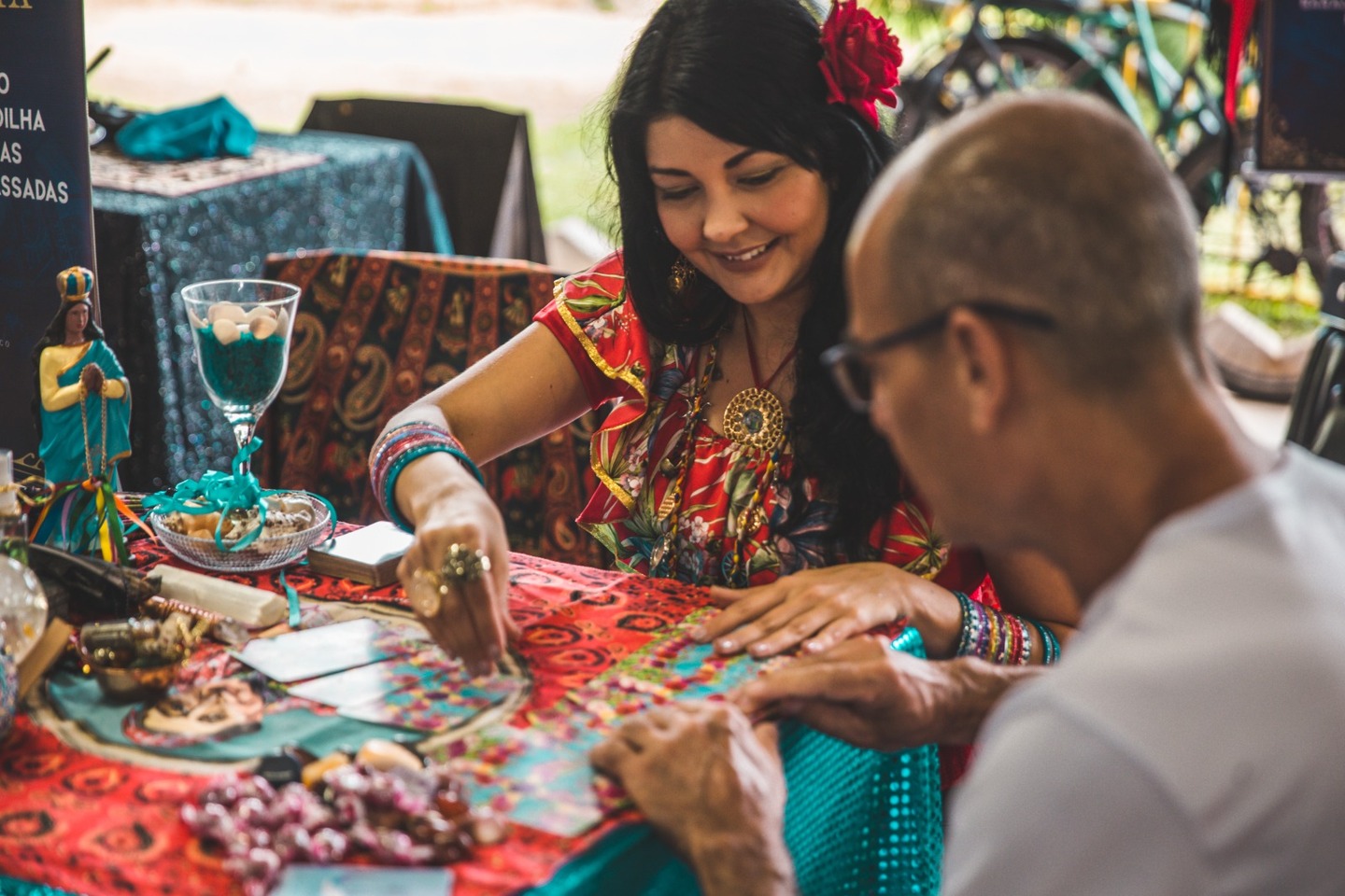 O evento conta com leitura de tarô, baralho cigano, numerologia básica, leitura de mãos e da borra de café