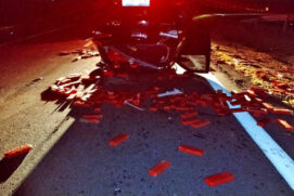 Um carro, que capotou em um acidente, foi abandonado com as rodas para cima, e 375 kg de maconha ficaram espalhados pela pista
