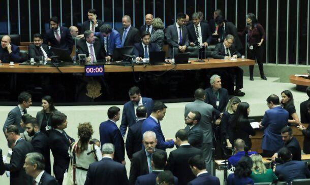 A proposta volta ao Senado para ser analisada novamente por causa de mudanças aprovadas pelos deputados