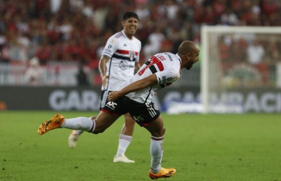 Neste domingo (13), o São Paulo foi ao Rio de Janeiro enfrentar o Flamengo, e com gol de Lucas, empatou por 1 a 1