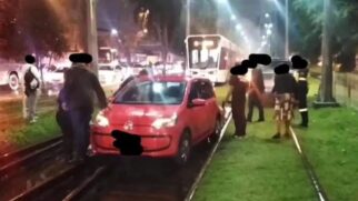 Um carro invadiu os trilhos do Veículo Leve Sobre Trilhos (VLT) em São Vicente, na noite deste domingo (27).