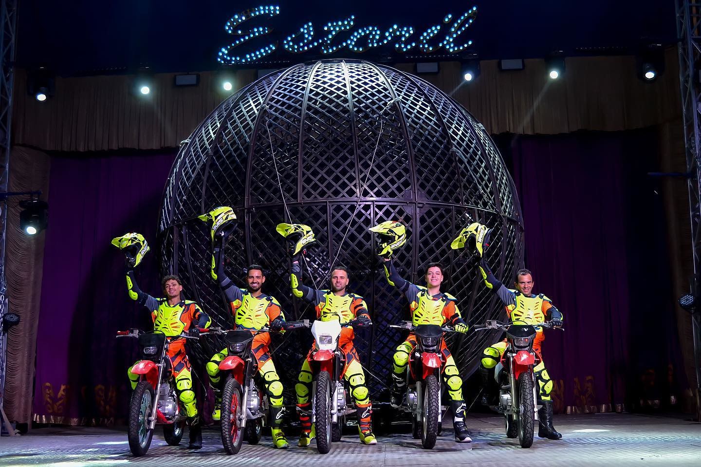 O circo é formado pela tradicional Família Portugal hoje em sua quarta geração e está em turnê desde 1898