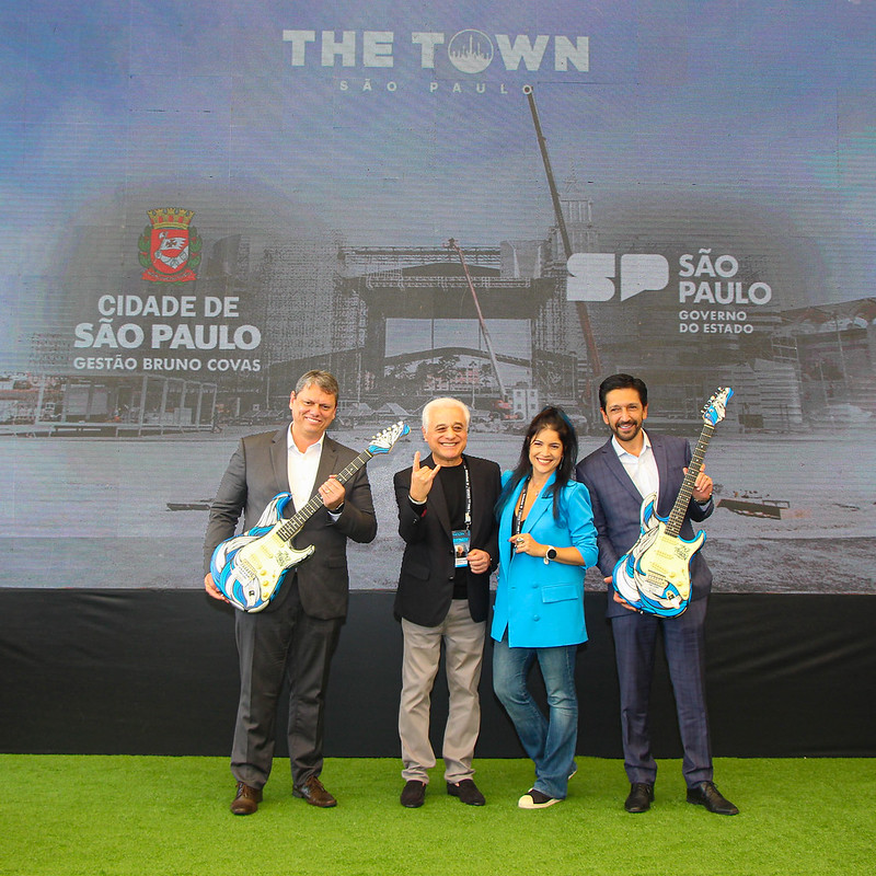 Governador Tarcísio de Freitas, no dia da coletiva do The Town, ao lado do idealizador do evento, Roberto Medina