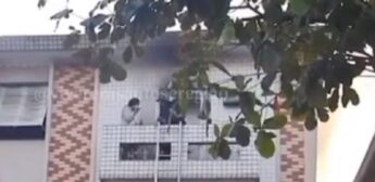 Uma mulher foi resgatada pela janela de um apartamento em chamas na Rua Almirante Barroso, bairro Campo Grande, em Santos.