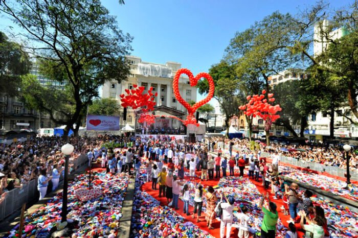 Shows, ações de prevenção à saúde física e mental, Rua Kids, cuidados com animais de estimação, tendas gastronômicas e a tradicional distribuição de corações em tecido estão entre as atrações da campanha