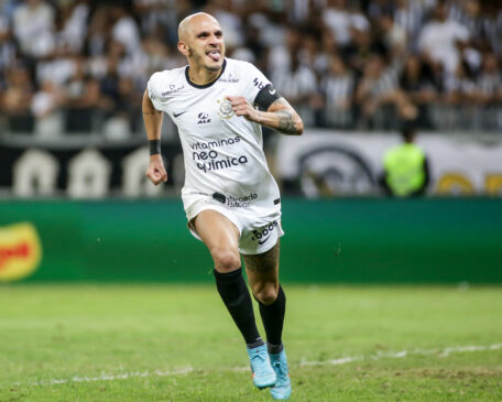 Lateral-esquerdo Fábio Santos só tem contrato com o Timão até o fim de 2023