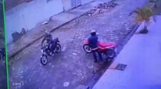 Um homem teve sua moto vermelha furtada na rua Mário Coelho Garcia, no bairro Gaivotas, em Itanhaém, no último domingo de julho (30)