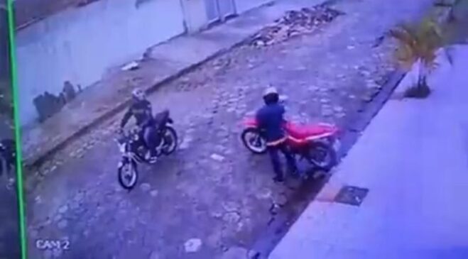Um homem teve sua moto vermelha furtada na rua Mário Coelho Garcia, no bairro Gaivotas, em Itanhaém, no último domingo de julho (30)