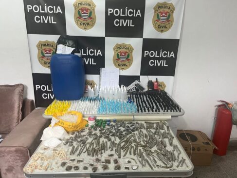 No imóvel, localizado no fundo de um terreno, foram encontrados diversos entorpecentes