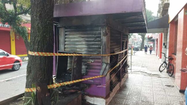 Uma banca de jornal pegou fogo na Rua Carvalho de Mendonça, esquina com a Avenida Ana Costa