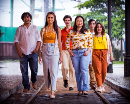 O grupo vocal C4IS é formado por Denise Yamaoka, Inácio Rebetez, Nando Geraldes, Raffa Pereira e Rita Curitola
