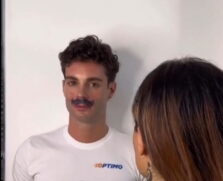 Homem tatuou um