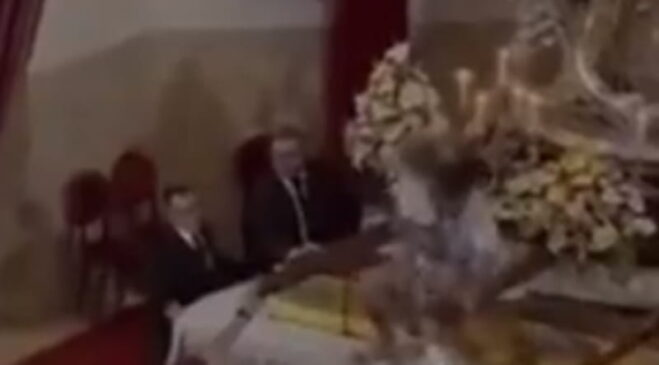 Um homem interrompeu uma missa após ter entrado correndo em uma igreja com uma criança nos ombros