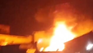 Um incêndio atingiu um centro de reciclagem