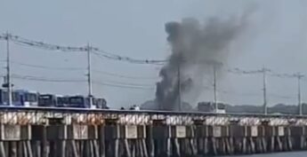 Um veículo pegou fogo na Ponte dos Barreiros, em São Vicente, na tarde do último domingo (6)
