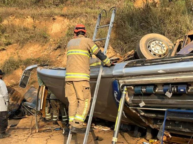 Um dos torcedores que estavam no ônibus que capotou na madrugada deste domingo com corintianos relatou momentos de desespero sofridos no veículo