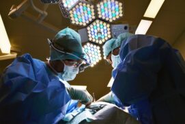 Quase 1.800 cidades brasileiras, cerca de 1 a cada 3, têm menos de um médico por mil habitantes trabalhando no serviço público