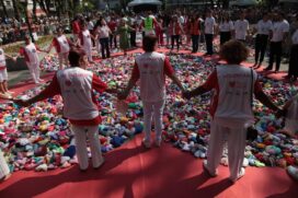 Após um abraço coletivo comandado por Alexandre Camilo, os corações confeccionados ao longo de meses espalhados no chão da praça foram, enfim, distribuídos aos presentes