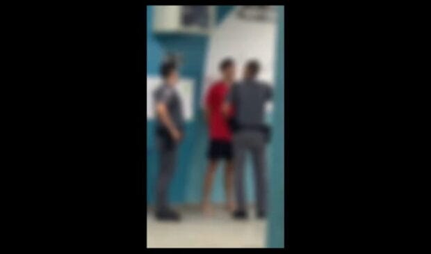Um estudante de 16 anos teve o pescoço apertado por um Policial Militar no pátio da escola