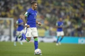 Segundo nota oficial da entidade, o técnico Fernando Diniz convocou Raphinha, do Barcelona, para substituir Vini Jr no ataque
