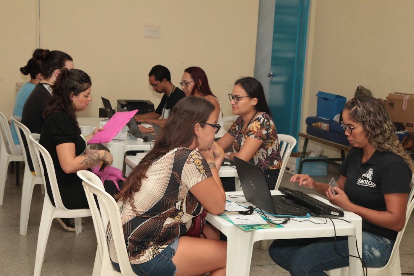 Para cadastro e consulta de vagas de emprego é obrigatório apresentar RG, CPF, Carteira de Trabalho e comprovante de residência