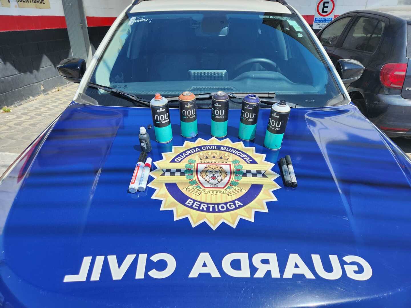 Foi arbitrada a fiança criminal no valor de R$ 650,00 para cada um dos indiciados, os quais responderão em liberdade