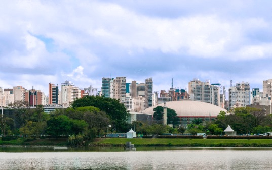 A concessão previa, inicialmente, que todas as intervenções no Ibirapuera fossem concluídas em três anos a partir da ordem de início do contrato, em janeiro de 2020
