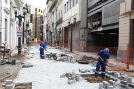 Assentamento do piso deve ser finalizado neste mês