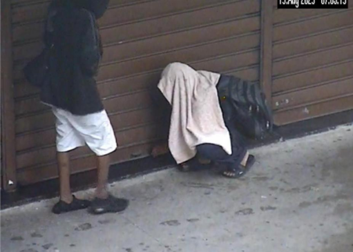 Dois homens tentaram forçar porta de comércio