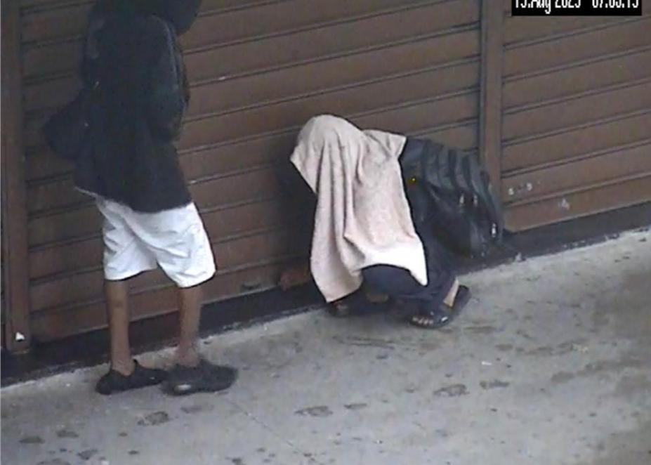 Dois homens tentaram forçar porta de comércio