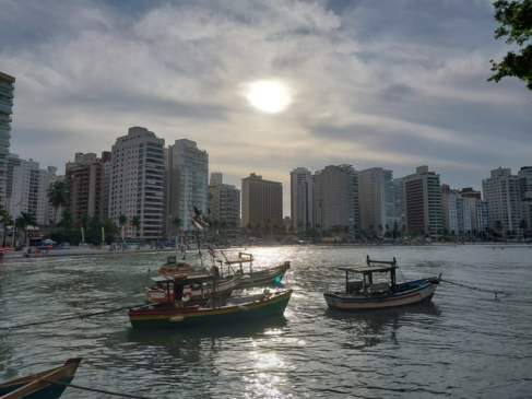 Praias do Guarujá enchem em calor atípico
