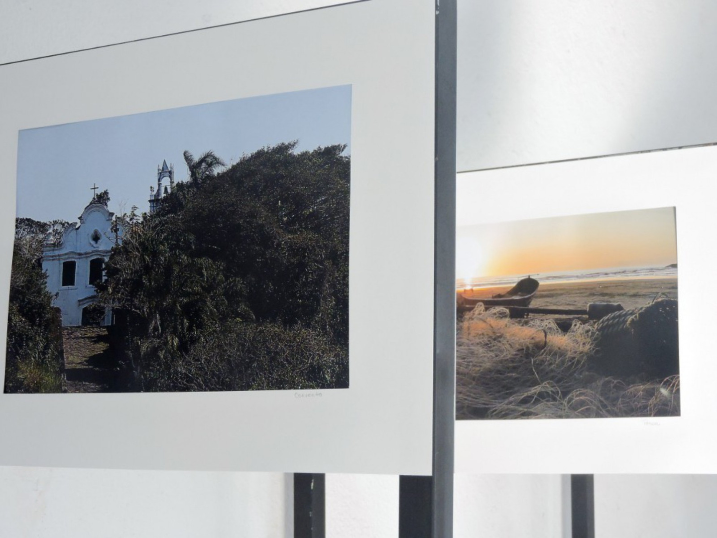 Telas sobre a cultura caiçara, além de instrumentos e peças de artesanato de palha estão no Museu Conceição, em Itanhaém