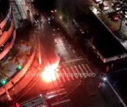 Carro pega fogo em Santos