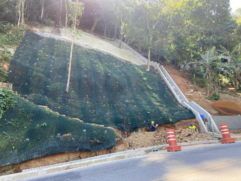 Escada hidráulica reduz velocidade de descida da chuva, ampliando a segurança