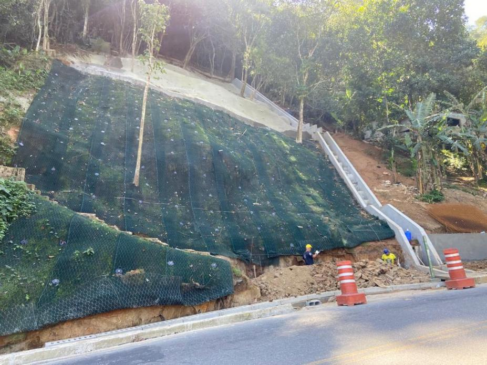 Escada hidráulica reduz velocidade de descida da chuva, ampliando a segurança