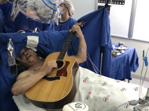 Durante cirurgia para retirada de tumor cerebral, paciente Maurício Stemberg tocou e cantou para garantir que partes importantes do cérebro não fossem afetadas