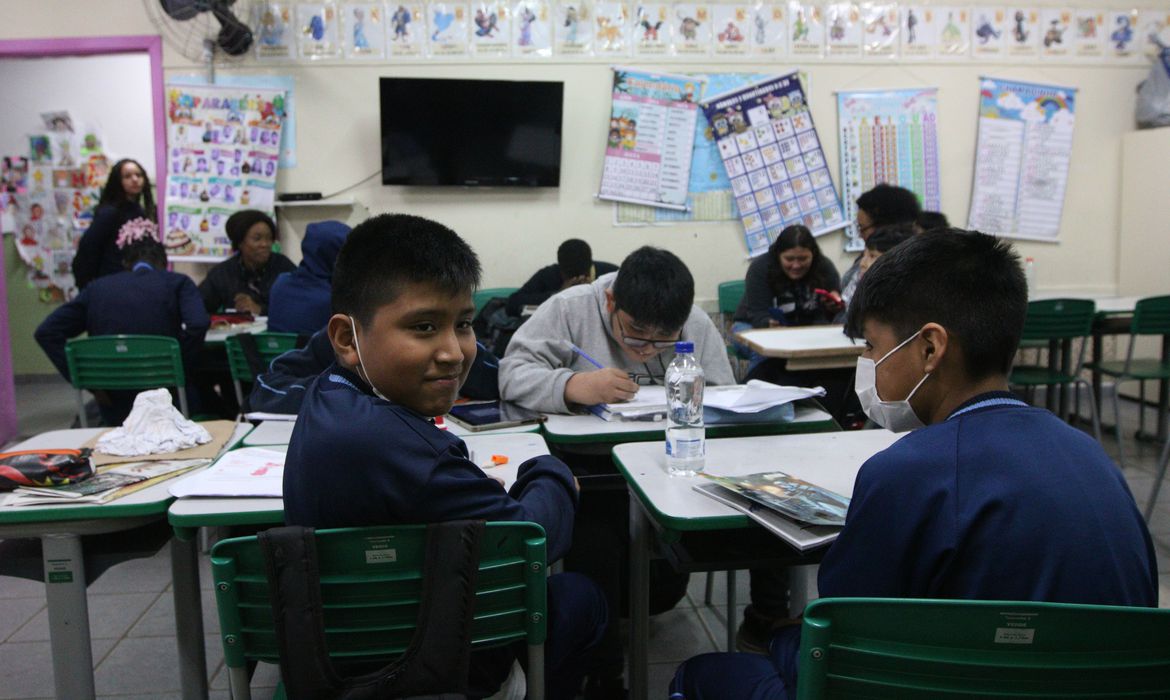 Eles dizem que eventuais mudanças implicariam em novos ajustes e regulamentações, incluindo a reescrita do referencial curricular, o que seria inviável de ser feito a tempo para o ano letivo de 2024