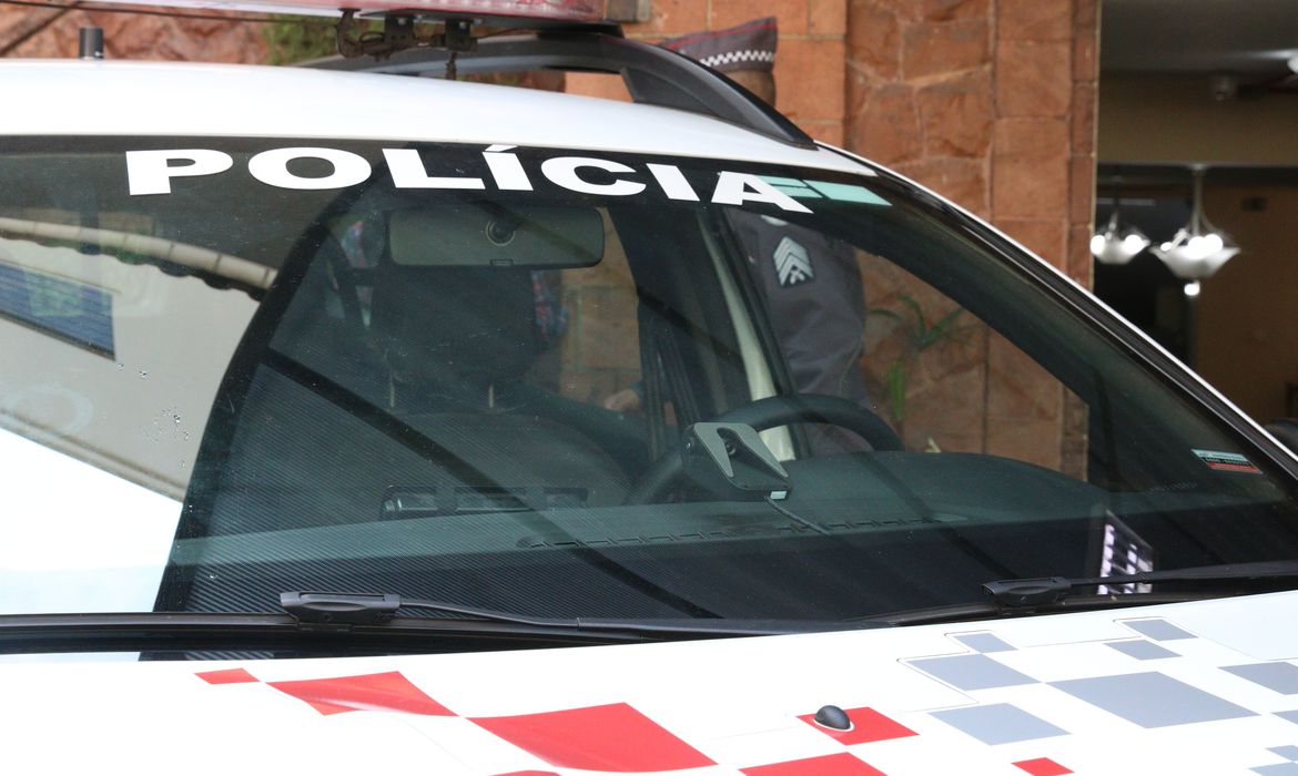 Uma quadrilha armada invadiu um condomínio e fez 22 pessoas de reféns durante uma festa em Bertioga