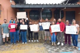 Nesta terça-feira, um ato organizado em frente ao campus da Etec em Cubatão marcou o início da greve.
