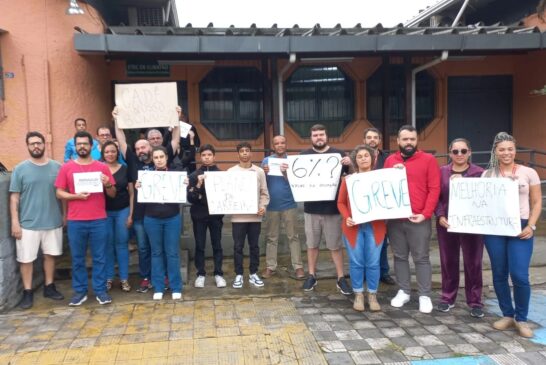 Nesta terça-feira, um ato organizado em frente ao campus da Etec em Cubatão marcou o início da greve.