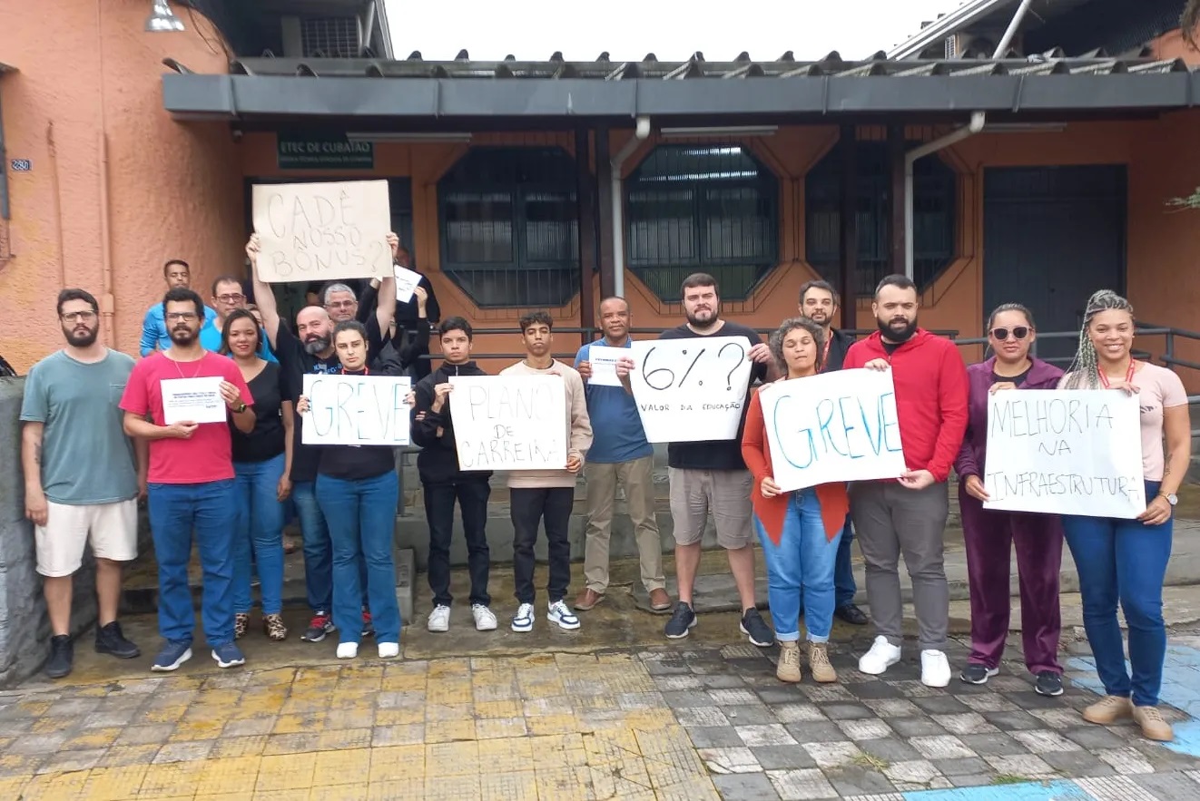 Nesta terça-feira, um ato organizado em frente ao campus da Etec em Cubatão marcou o início da greve.