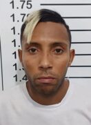 No momento da captura foram apreendidas duas pistolas, 10 celulares e drogas com o homem, conhecido como Jeffinho