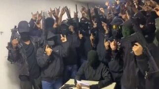A facção criminosa Los Lobos, uma das maiores do Equador, assumiu a autoria do assassinato do candidato à Presidência Fernando Villavicencio, morto a tiros nesta quarta (9) após comício em Quito