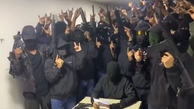 A facção criminosa Los Lobos, uma das maiores do Equador, assumiu a autoria do assassinato do candidato à Presidência Fernando Villavicencio, morto a tiros nesta quarta (9) após comício em Quito