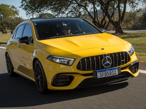 O motor a gasolina turbo de 2,0 litros do A 45 S entrega 421 cavalos de potência e 51 kgfm de torque